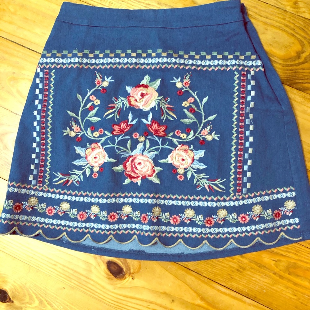 Andreé Blue floral embroidered skirt L